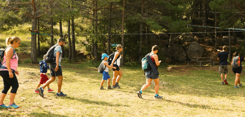 Families-fent-esport-i-excursio-a-la-natura-Fundesplai-1200x572